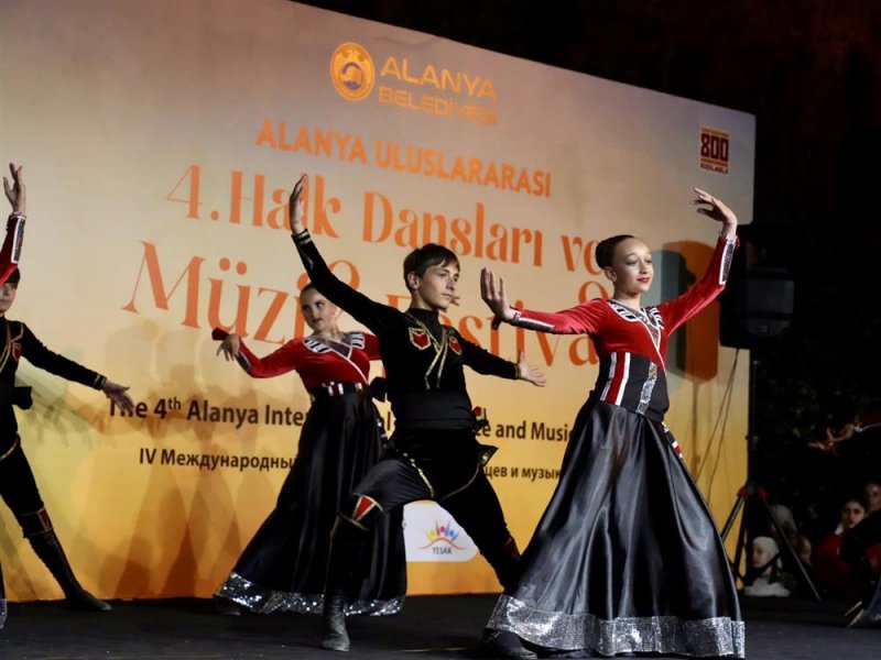 K&uuml;lt&uuml;rleri buluşturan dans ve m&uuml;zik ş&ouml;leni başladı