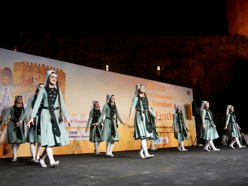 K&uuml;lt&uuml;rleri buluşturan dans ve m&uuml;zik ş&ouml;leni başladı
