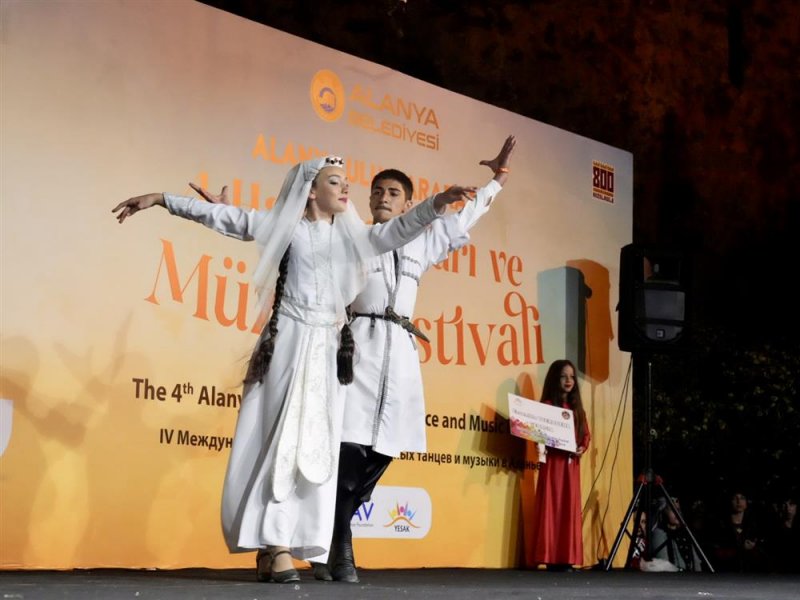 K&uuml;lt&uuml;rleri buluşturan dans ve m&uuml;zik ş&ouml;leni başladı