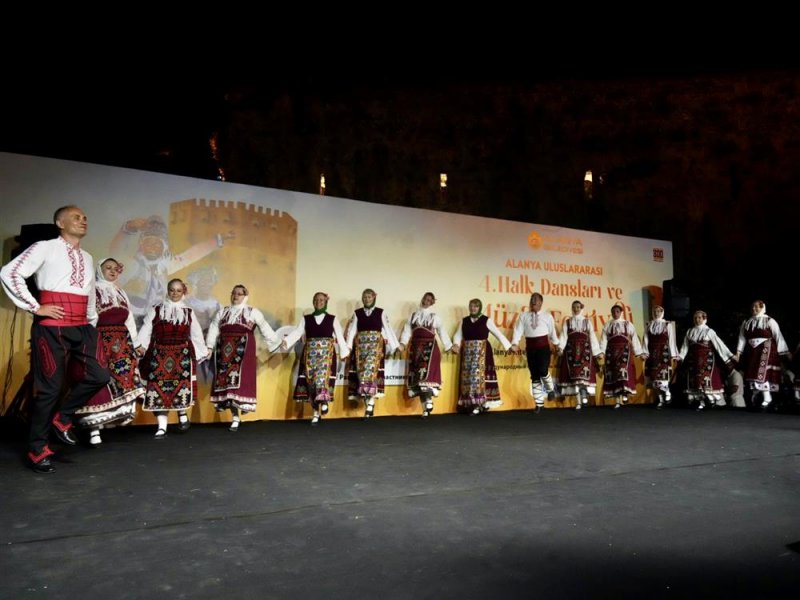 K&uuml;lt&uuml;rleri buluşturan dans ve m&uuml;zik ş&ouml;leni başladı