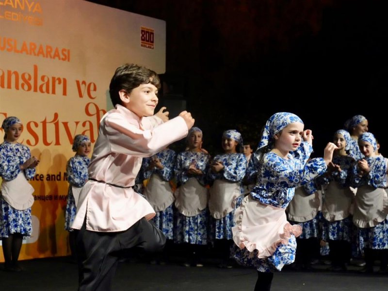 K&uuml;lt&uuml;rleri buluşturan dans ve m&uuml;zik ş&ouml;leni başladı