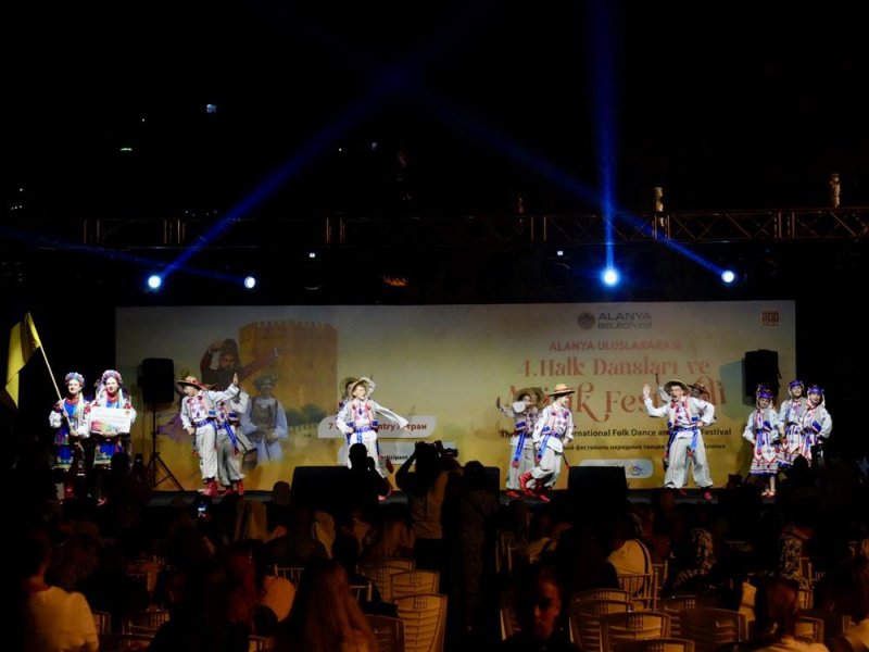 K&uuml;lt&uuml;rleri buluşturan dans ve m&uuml;zik ş&ouml;leni başladı