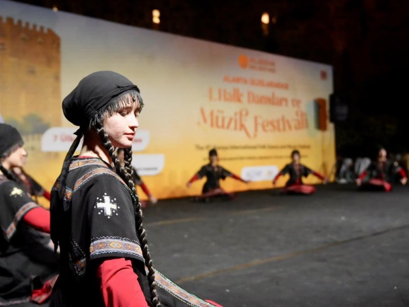 K&uuml;lt&uuml;rleri buluşturan dans ve m&uuml;zik ş&ouml;leni başladı