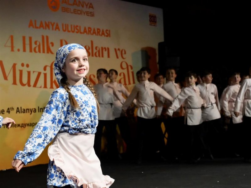 K&uuml;lt&uuml;rleri buluşturan dans ve m&uuml;zik ş&ouml;leni başladı
