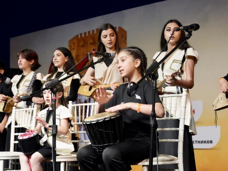 K&uuml;lt&uuml;rleri buluşturan dans ve m&uuml;zik ş&ouml;leni başladı