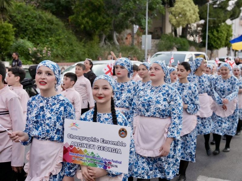 K&uuml;lt&uuml;rleri buluşturan dans ve m&uuml;zik ş&ouml;leni başladı
