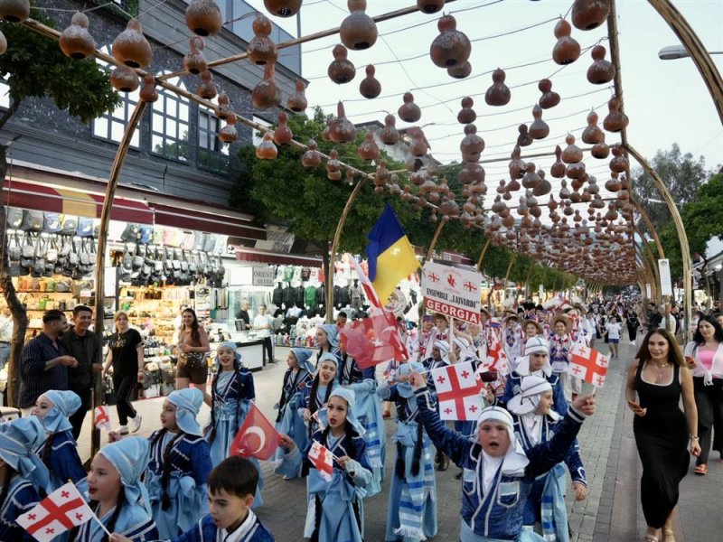 K&uuml;lt&uuml;rleri buluşturan dans ve m&uuml;zik ş&ouml;leni başladı