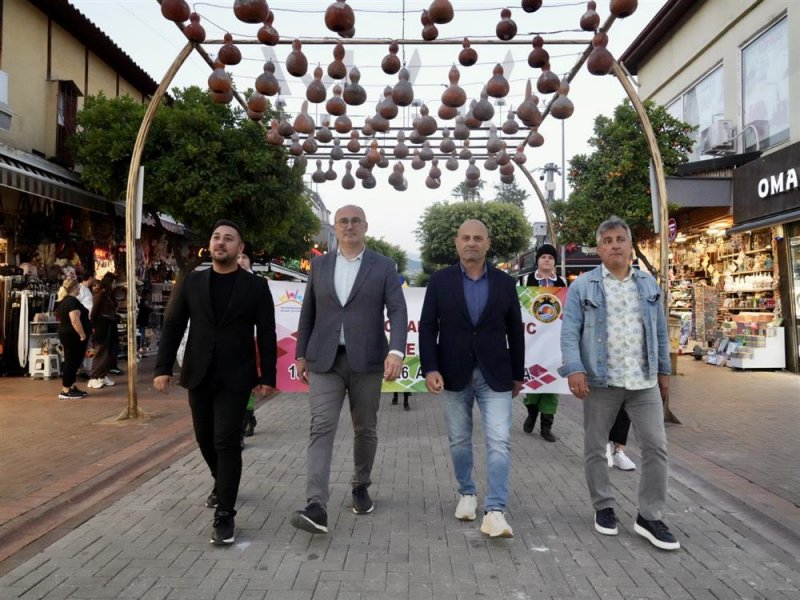 K&uuml;lt&uuml;rleri buluşturan dans ve m&uuml;zik ş&ouml;leni başladı