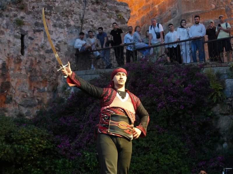 K&uuml;lt&uuml;rleri buluşturan festival t&uuml;m coşkusuyla s&uuml;r&uuml;yor