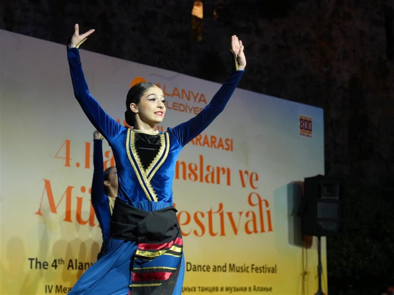 K&uuml;lt&uuml;rleri buluşturan festival t&uuml;m coşkusuyla s&uuml;r&uuml;yor