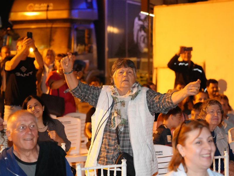 K&uuml;lt&uuml;rleri buluşturan festival t&uuml;m coşkusuyla s&uuml;r&uuml;yor