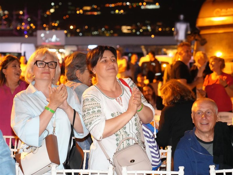 K&uuml;lt&uuml;rleri buluşturan festival t&uuml;m coşkusuyla s&uuml;r&uuml;yor