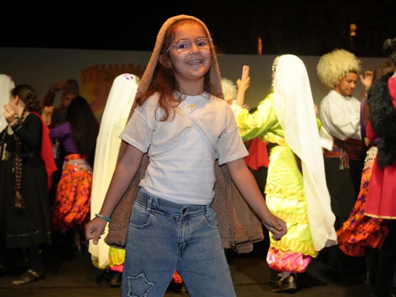 K&uuml;lt&uuml;rleri buluşturan festival t&uuml;m coşkusuyla s&uuml;r&uuml;yor
