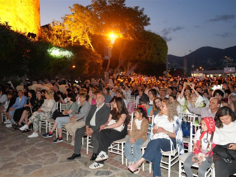 K&uuml;lt&uuml;rleri buluşturan festival t&uuml;m coşkusuyla s&uuml;r&uuml;yor