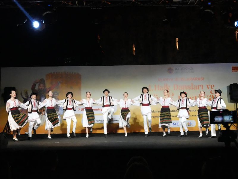 K&uuml;lt&uuml;rleri buluşturan festival t&uuml;m coşkusuyla s&uuml;r&uuml;yor