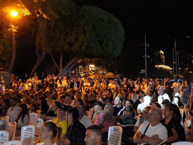 K&uuml;lt&uuml;rleri buluşturan festival t&uuml;m coşkusuyla s&uuml;r&uuml;yor