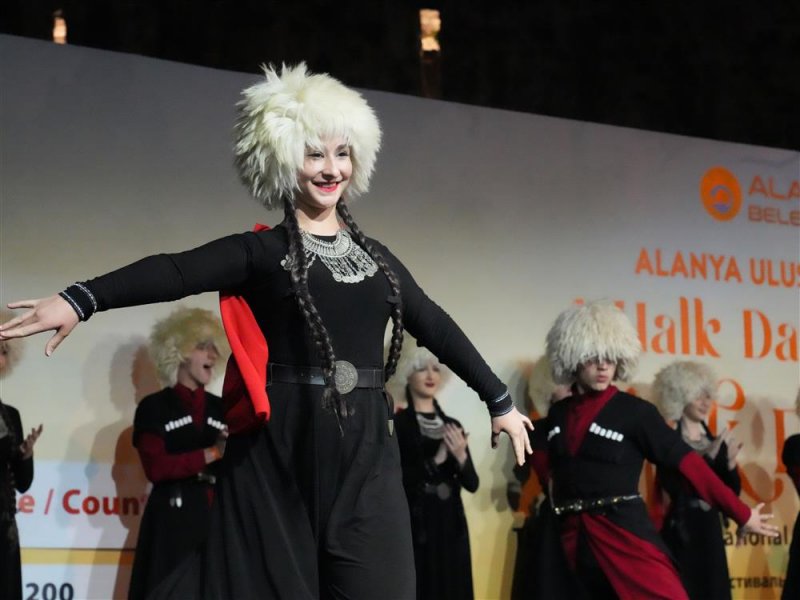 K&uuml;lt&uuml;rleri buluşturan festival t&uuml;m coşkusuyla s&uuml;r&uuml;yor