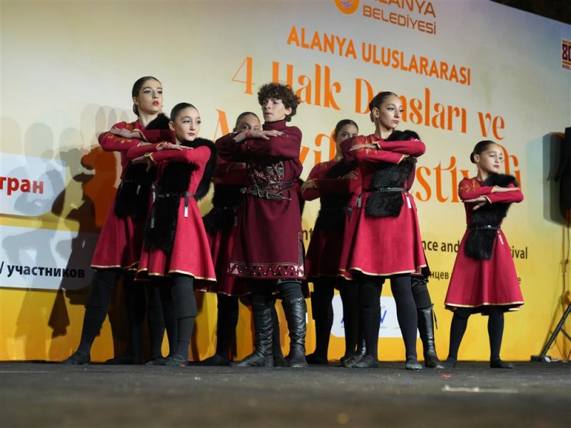 K&uuml;lt&uuml;rleri buluşturan festival t&uuml;m coşkusuyla s&uuml;r&uuml;yor