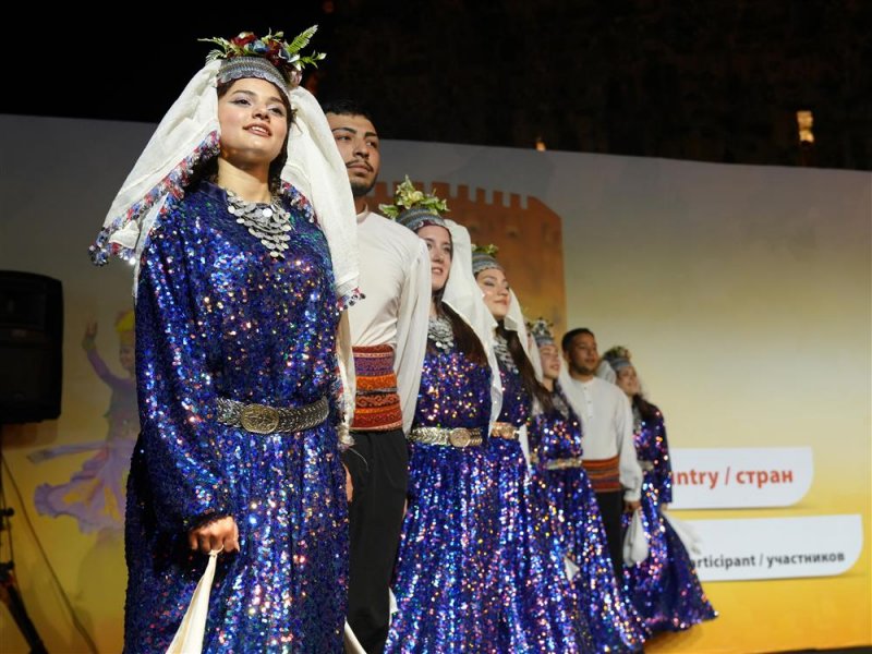 K&uuml;lt&uuml;rleri buluşturan festival t&uuml;m coşkusuyla s&uuml;r&uuml;yor