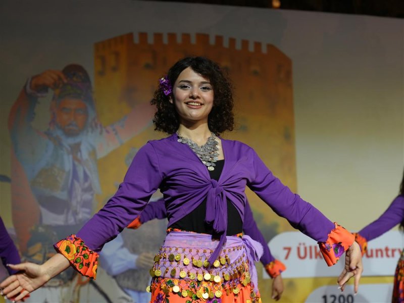 K&uuml;lt&uuml;rleri buluşturan festival t&uuml;m coşkusuyla s&uuml;r&uuml;yor