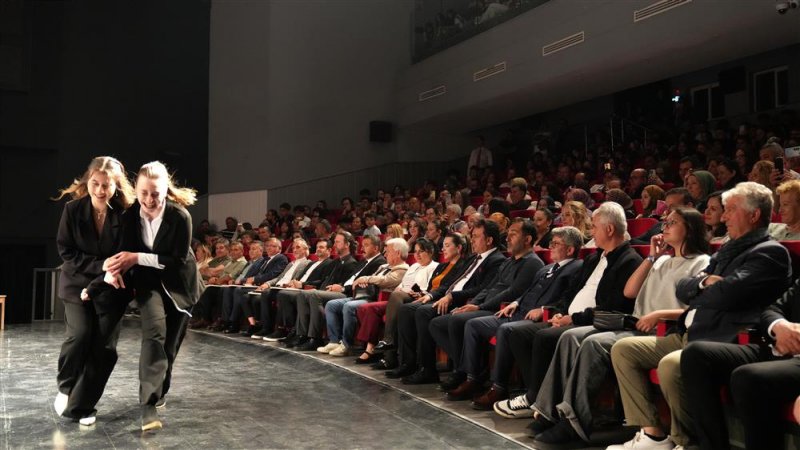 Perde a&ccedil;ıldı!  12. liselerarası tiyatro festivali başladı