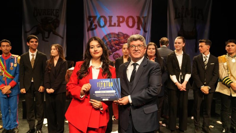Perde a&ccedil;ıldı!  12. liselerarası tiyatro festivali başladı