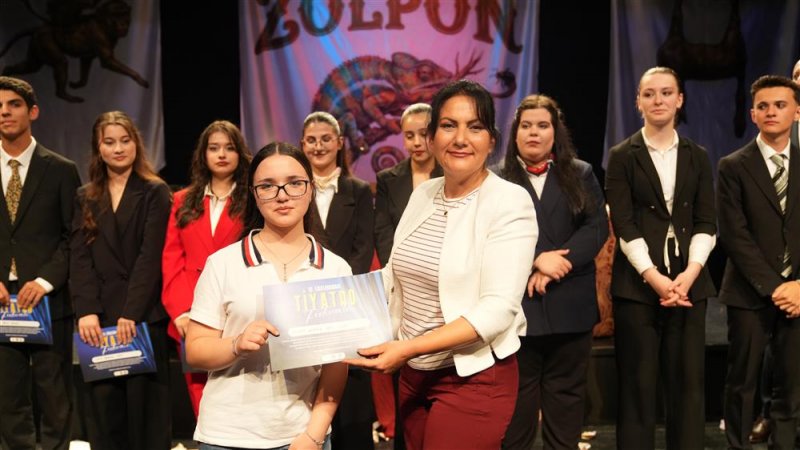 Perde a&ccedil;ıldı!  12. liselerarası tiyatro festivali başladı