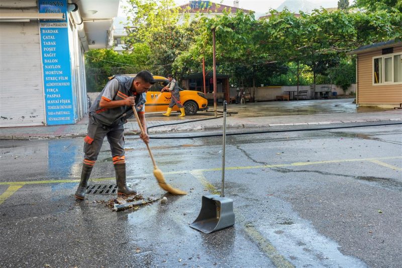 Temizlik işleri ekipleri alanya&rsquo;yı bayrama hazırlıyor