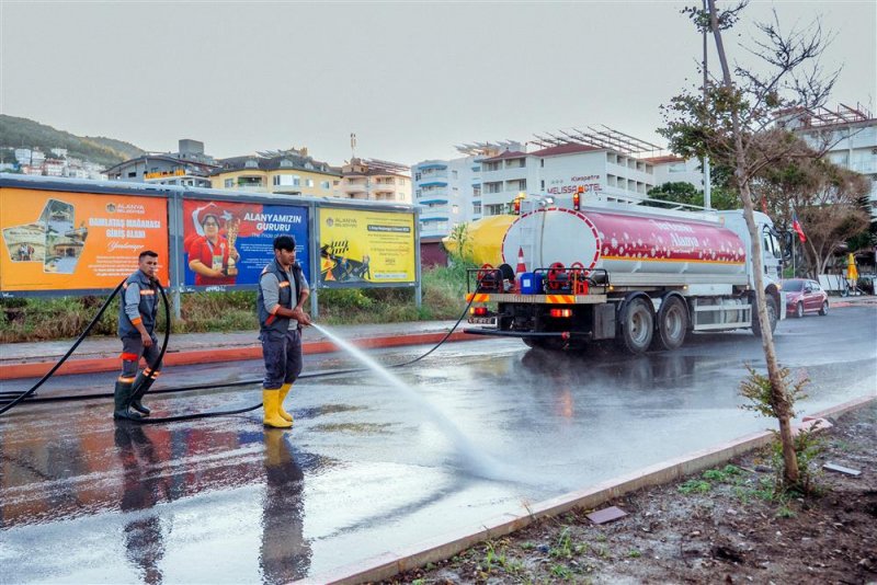 Temizlik işleri ekipleri alanya&rsquo;yı bayrama hazırlıyor