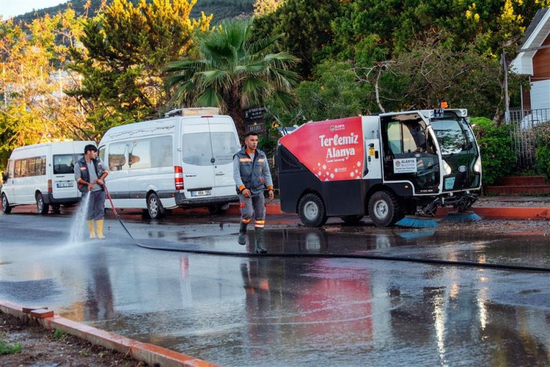 Temizlik işleri ekipleri alanya&rsquo;yı bayrama hazırlıyor