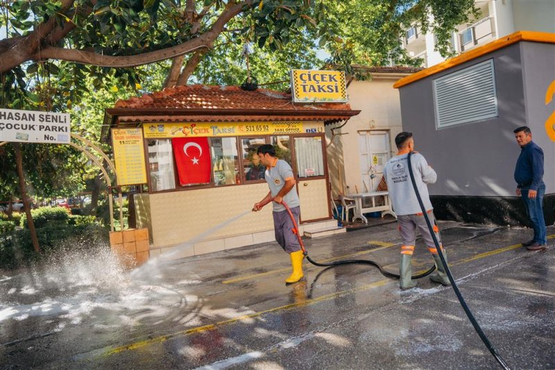 Temizlik işleri ekipleri alanya&rsquo;yı bayrama hazırlıyor
