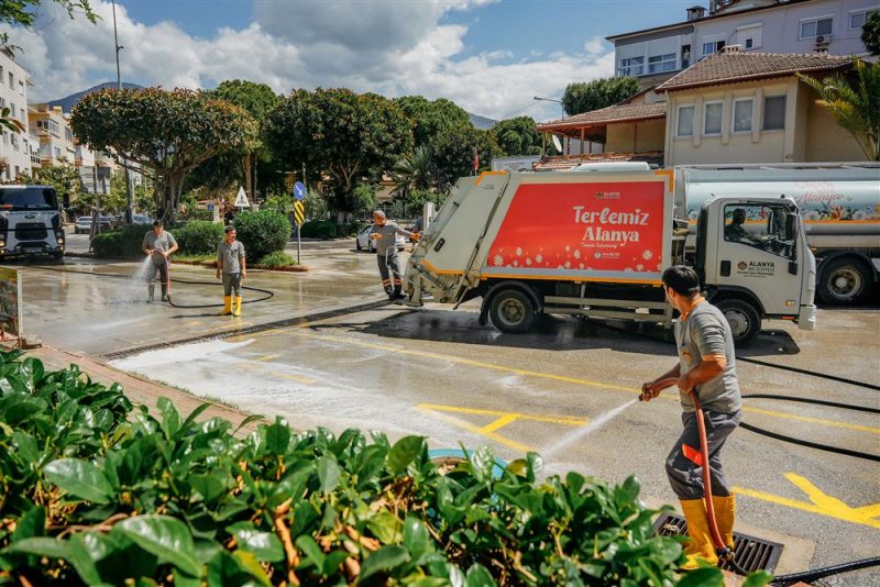 Temizlik işleri ekipleri alanya&rsquo;yı bayrama hazırlıyor