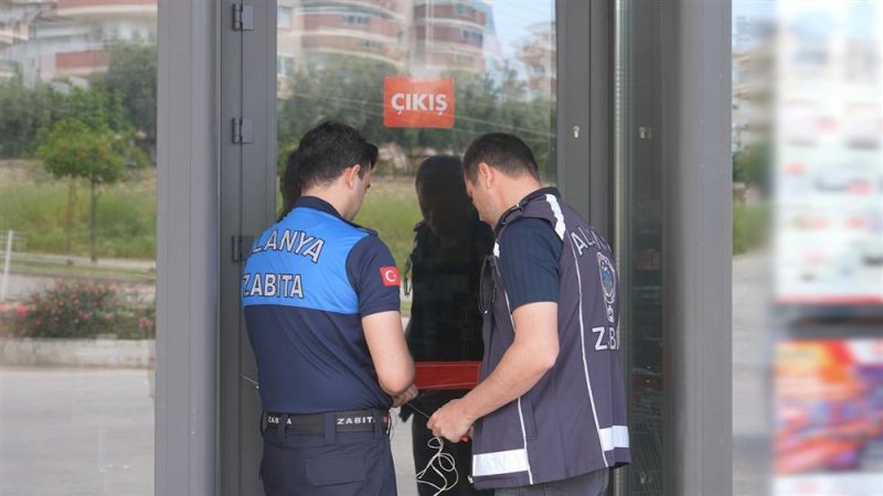 T&uuml;ketim tarihi ge&ccedil;miş &uuml;r&uuml;n satan zincir market m&uuml;h&uuml;rlendi