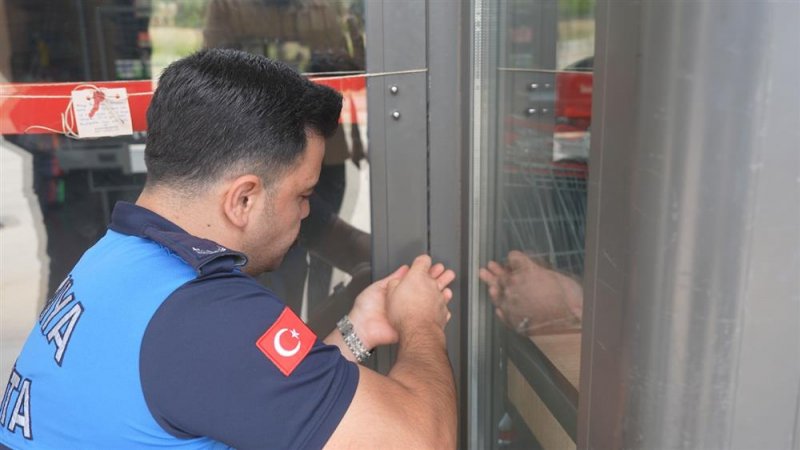 T&uuml;ketim tarihi ge&ccedil;miş &uuml;r&uuml;n satan zincir market m&uuml;h&uuml;rlendi