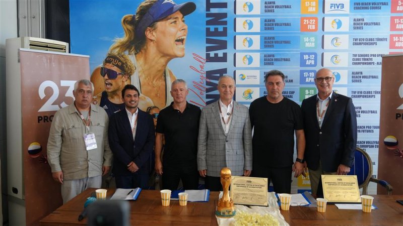 Alanya, d&uuml;nya plaj voleybolunun merkezi oluyor: "m&uuml;kemmeliyet merkezi" imzaları atıldı