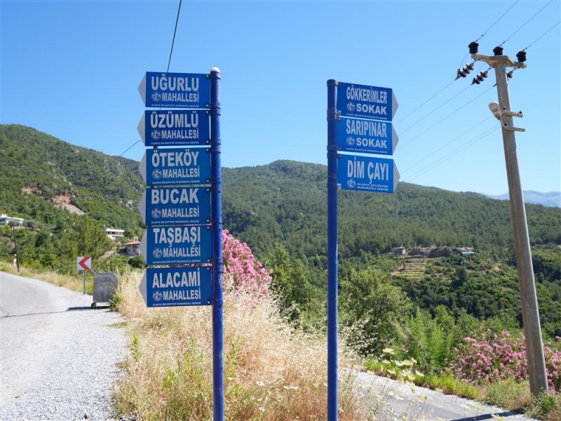 Kırsal mahalle ve yaylalarda y&ouml;n tabelası &ccedil;alışmaları s&uuml;r&uuml;yor