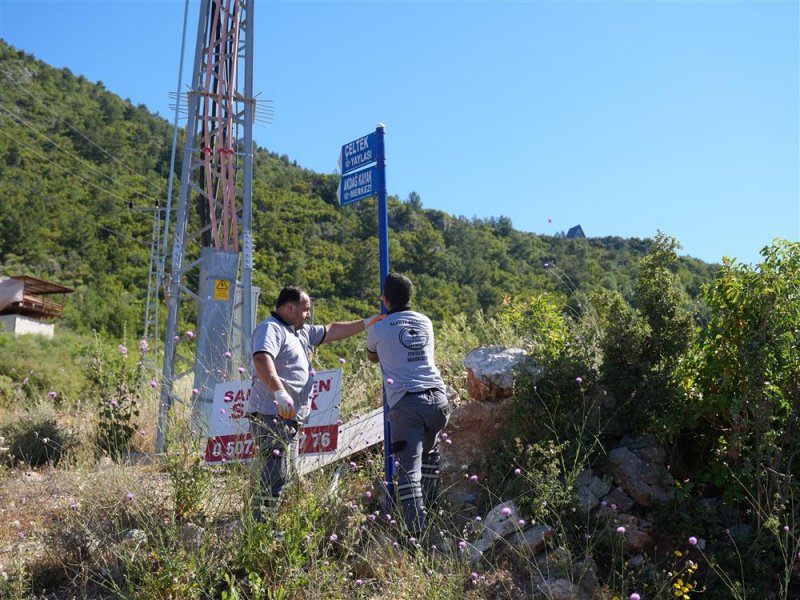 Kırsal mahalle ve yaylalarda y&ouml;n tabelası &ccedil;alışmaları s&uuml;r&uuml;yor