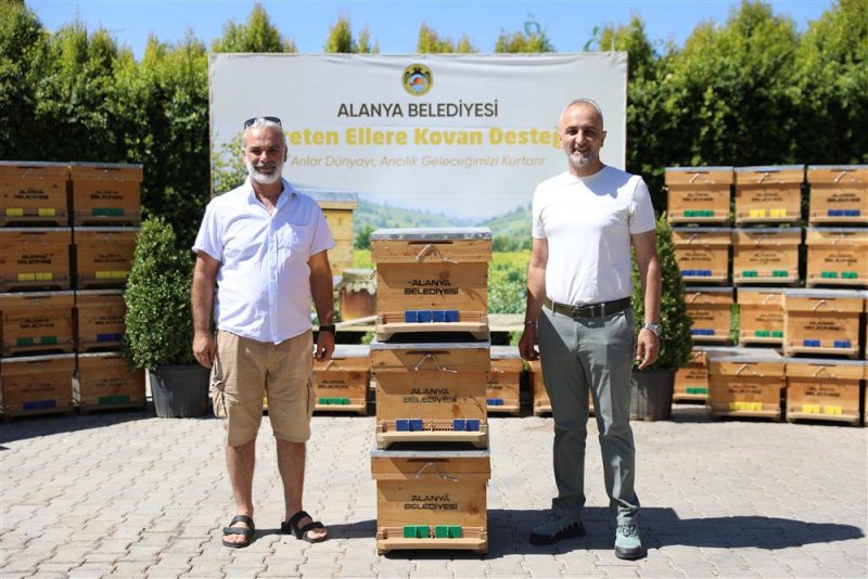 Alanya belediyesi 168 arı kovanını &uuml;reticiyle buluşturdu