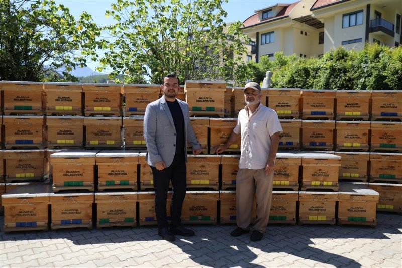 Alanya belediyesi 168 arı kovanını &uuml;reticiyle buluşturdu