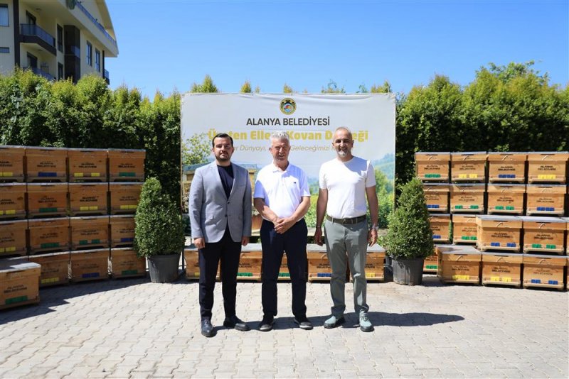 Alanya belediyesi 168 arı kovanını &uuml;reticiyle buluşturdu