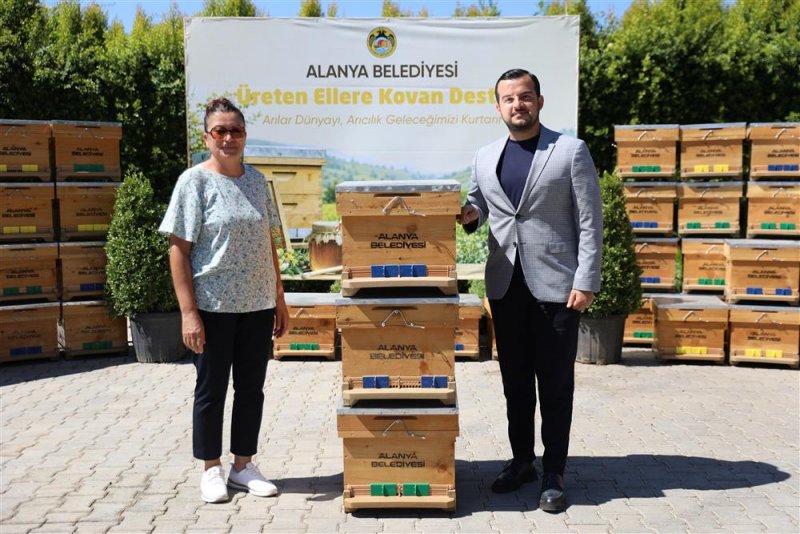 Alanya belediyesi 168 arı kovanını &uuml;reticiyle buluşturdu