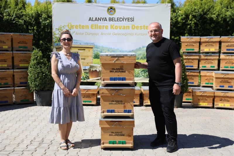 Alanya belediyesi 168 arı kovanını &uuml;reticiyle buluşturdu