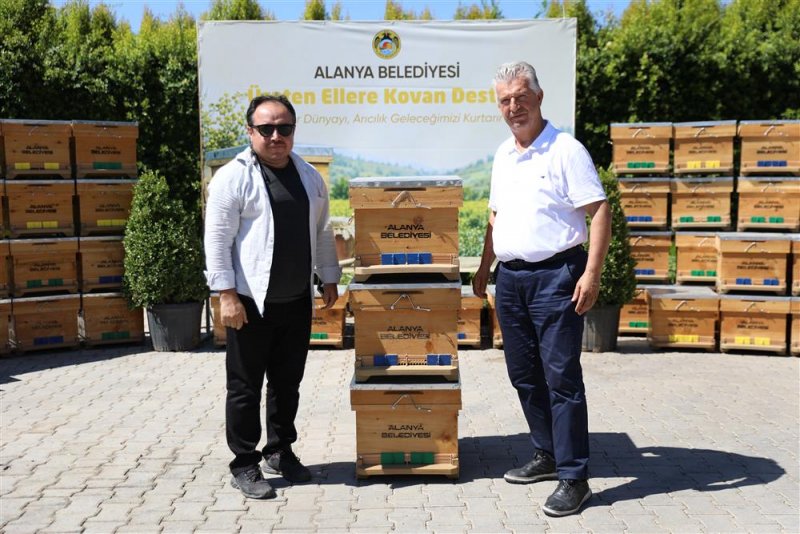 Alanya belediyesi 168 arı kovanını &uuml;reticiyle buluşturdu