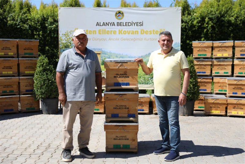 Alanya belediyesi 168 arı kovanını &uuml;reticiyle buluşturdu