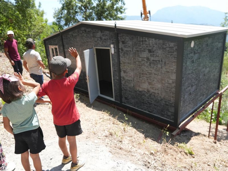 Alanya belediyesi ve hayırsever desteğiyle ihtiya&ccedil; sahibi aileye konteyner ev