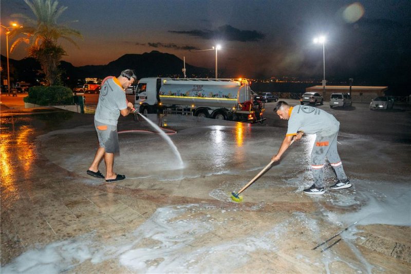 Alanya’nın vitrini gece mesaisinde baştan sona temizlendi
