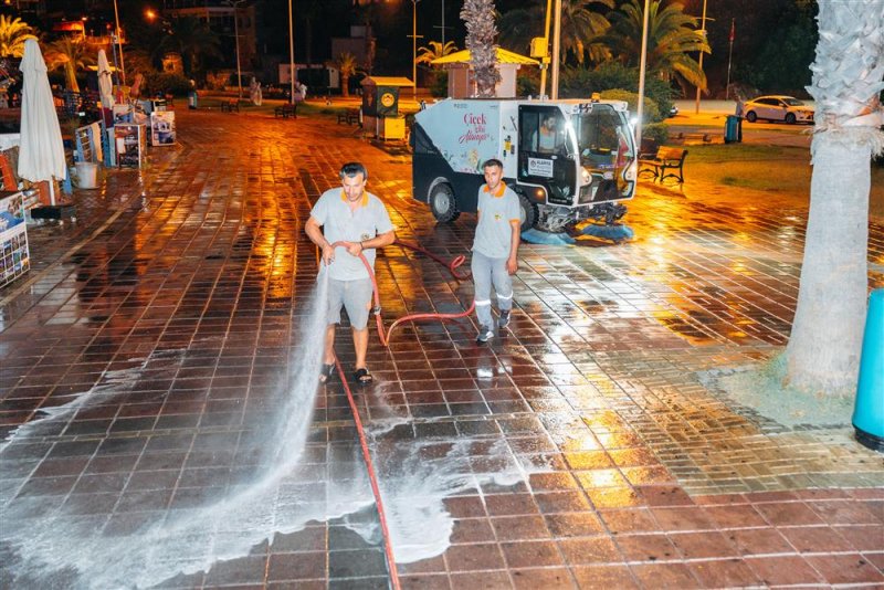 Alanya’nın vitrini gece mesaisinde baştan sona temizlendi