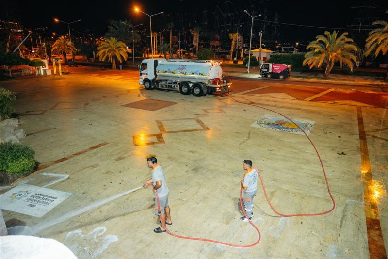 Alanya’nın vitrini gece mesaisinde baştan sona temizlendi
