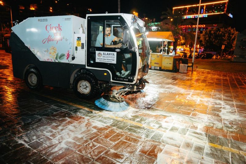 Alanya’nın vitrini gece mesaisinde baştan sona temizlendi