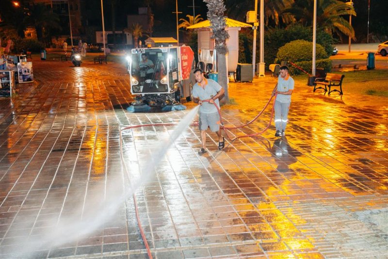 Alanya’nın vitrini gece mesaisinde baştan sona temizlendi